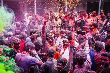 बाराबंकी26मार्च24*वृंदावन बना बाराबंकी, हजारों लोगों ने खेली एक साथ होली