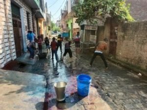 औरैया27मार्च24*जिले में परंपरागत तरीके से मनाया गया रंगों का त्योहार होली**बच्चों युवाओं व बुजुर्गों ने एक दूसरे पर रंग अवीर गुलाल लगाकर खेली होली*