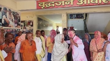 कौशाम्बी27मार्च24*बृद्धजन आश्रम में धूमधाम से मनाई गई होली*