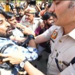 दिल्ली28मार्च24*आम आदमी पार्टी कार्यकर्ताओं के प्रदर्शन की कवरेज के दौरान दिल्ली पुलिस ने पत्रकारों से बदतमीजी और हाथापाई की.