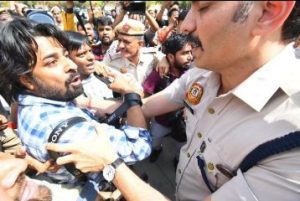 दिल्ली28मार्च24*आम आदमी पार्टी कार्यकर्ताओं के प्रदर्शन की कवरेज के दौरान दिल्ली पुलिस ने पत्रकारों से बदतमीजी और हाथापाई की.