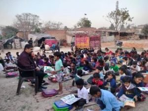 मथुरा30मार्च24*झुग्गी झोपड़ियों में बच्चो को पढ़ाने हेतु संकल्पित बाल अधिकार कार्यकर्ता सतीश चंद्र शर्मा।