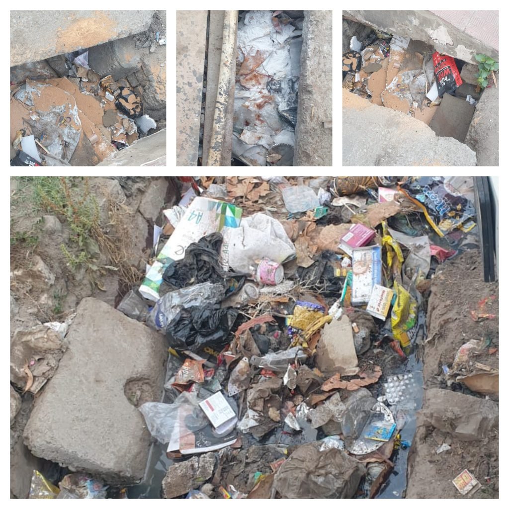 मथुरा 15 अप्रैल 2024* 1 साल से साफ नहीं हुआ नाला, सफाई कर्मी कर रहे मनमानी।