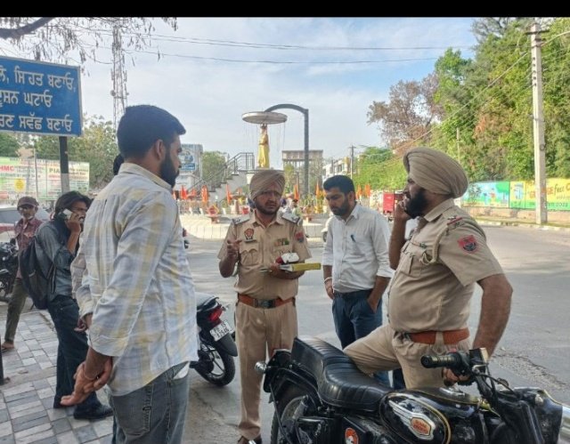 पंजाब 17 अप्रैल 2024* इन्फील्ड मोटरसाईकल से पटाके चलाने वालों के काटे चालान पंजाब 17 अप्रैल 2024* इन्फील्ड मोटरसाईकल से पटाके चलाने वालों के काटे चालान