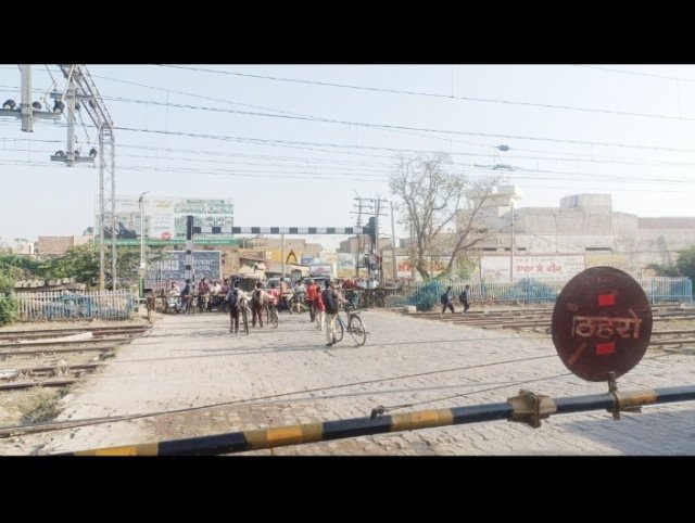 पंजाब 05 अप्रैल 2024* फाटक बंद होने पर जान जोखिम में डाल कर फाटक पार करते हैं स्कूली बच्चे पंजाब 05 अप्रैल 2024* फाटक बंद होने पर जान जोखिम में डाल कर फाटक पार करते हैं स्कूली बच्चे