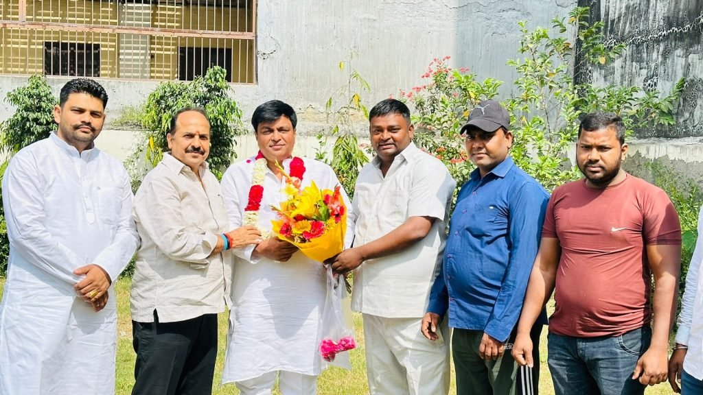 गौतमबुद्ध नगर01अप्रैल24*नवनियुक्त महानगर कांग्रेस नोएडा अध्यक्ष मुकेश यादव जी को फूल माला व गुलदस्ता भेंटकर शुभकामनाएं व बधाई दी। गौतमबुद्ध नगर01अप्रैल24*नवनियुक्त महानगर कांग्रेस नोएडा अध्यक्ष मुकेश यादव जी को फूल माला व गुलदस्ता भेंटकर शुभकामनाएं व बधाई दी।