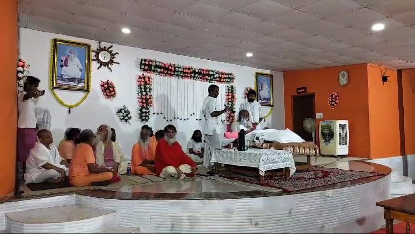 मिर्जापुर01अप्रैल24*परसौना आश्रम में हुई त्रिशूल स्थापना*