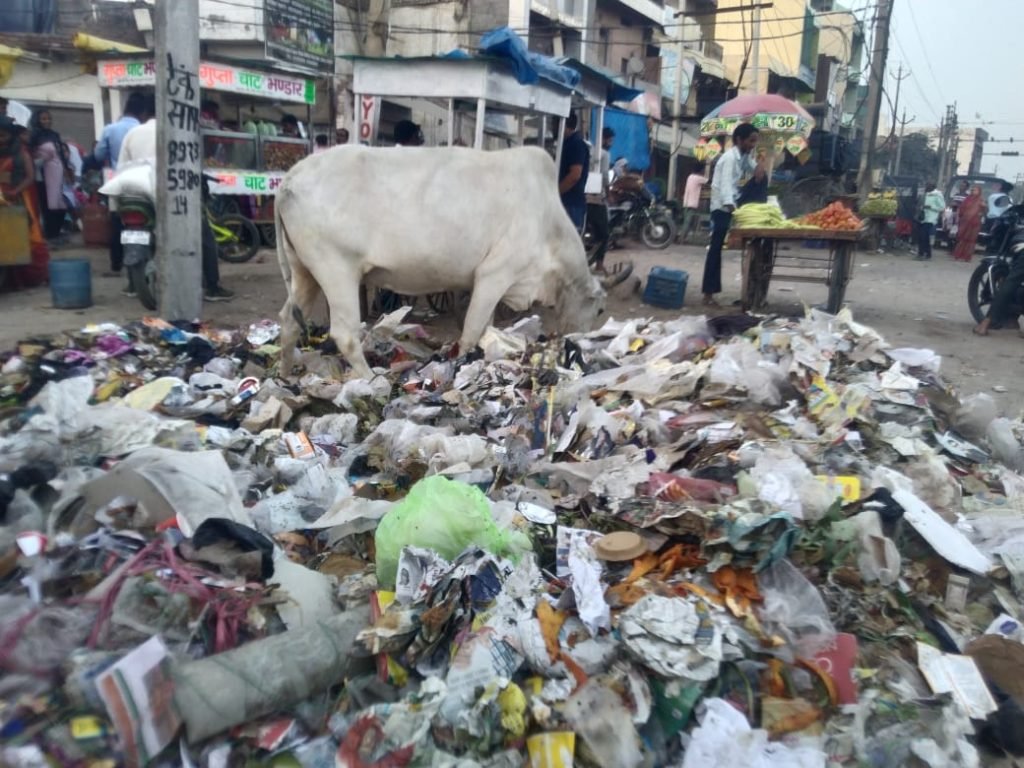 मथुरा 03 अप्रैल 24*नगर निगम की हुई लापरवाही कचरे का डस्टबिन ही हुआ गायब रोड पर पड़ा दिखा कचरा*