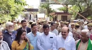 मथुरा04अप्रैल24* तीसरी बार नामांकन करने पहुंची मथुरा की सांसद हेमा मालिनी ।