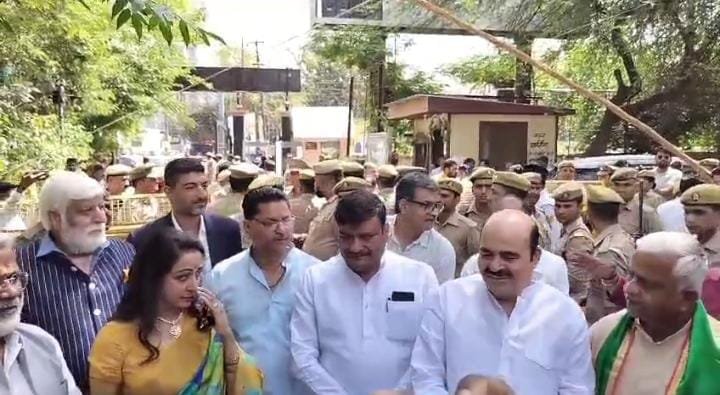 मथुरा04अप्रैल24* तीसरी बार नामांकन करने पहुंची मथुरा की सांसद हेमा मालिनी ।