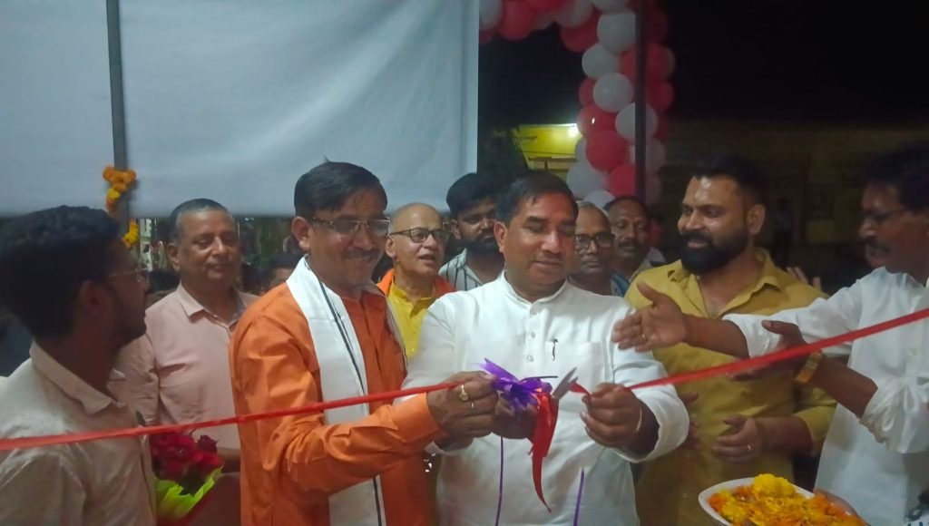 मिर्जापुर06अप्रैल24*विधायक ने हार्डवेयर की दुकान का किया उद्घाटन*