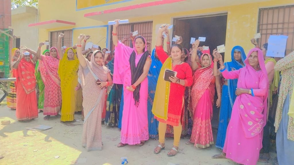 अयोध्या10अप्रैल24*आंगनबाड़ी,स्वंय सहायता समूह आदि के संयुक्त तत्वावधान में डोर टू डोर मतदान के लिए किया गया जागरूक