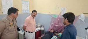 बाराबंकी 13 अप्रैल 24- अस्पताल में भर्ती 35 लोगों का हाल जानने पहुंचे एसडीएम व सीओ