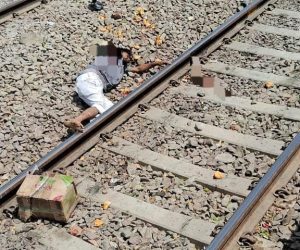 बाराबंकी 19 अप्रैल 24*ट्रेन की चपेट से समोसा बेच रहे वेंडर का कटा हाथ