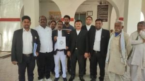 मिर्जापुर02अप्रैल24*लोकसभा चुनाव 2024 के चुनाव में अधिवक्ताओं के शस्त्र जमा न कराये जाने को लेकर जिलाधिकारी को पत्रक दिया*