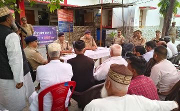 कानपुर नगर04अप्रैल24*अलविदा जुमा व आगामी त्यौहार ईद-उल-फितर के सम्बन्ध में पुलिस उपायुक्त, द्वारा मीटिंग की गयी।