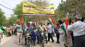 कौशांबी06अप्रैल24*मतदाता जागरूकता बाइक रैली को हरी झंडी दिखाकर जिला निर्वाचन अधिकारी ने किया रवाना*