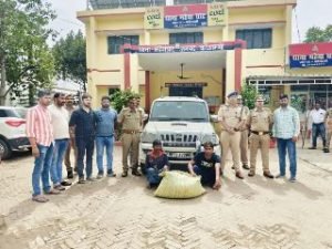 कौशाम्बी06अप्रैल24*चित्रकूट के दो गांजा तस्करों को 33 किलो गांजा के साथ पुलिस ने दबोचा*