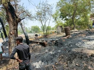 बाराबंकी09अप्रैल24*छप्परनुमा घर में अज्ञात कारणों से लगी भीषण, बाइक सहित गृहस्थी का सामान जलकर राख