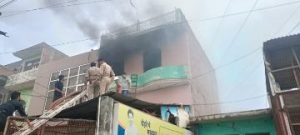 औरैया10अप्रैल24*रेडीमेड व्यापारी के घर मे आग लगने से लाखों का सामान जलकर हो गया राख।
