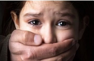 नोयडा10अप्रैल24*एक पाँच साल की बच्ची के साथ उसके पड़ोसी ने रे@प किया और भाग गया। नोयडा10अप्रैल24*एक पाँच साल की बच्ची के साथ उसके पड़ोसी ने रे@प किया और भाग गया।