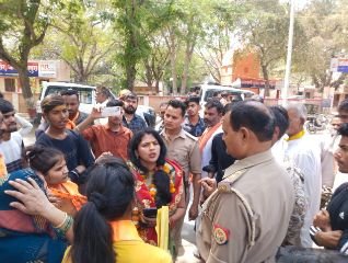 मथुरा13अप्रैल*निर्दलीय प्रत्याशी शिखा शर्मा के समर्थकों ने सुरीर में काटा हंगामा* मथुरा13अप्रैल*निर्दलीय प्रत्याशी शिखा शर्मा के समर्थकों ने सुरीर में काटा हंगामा*