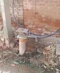 झाँसी14अप्रैल24*सरकारी इंडिया मार्क हैण्डपम्प में समर डालकर दबंगों ने किया कब्जा।