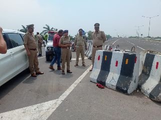 लखनऊ15अप्रैल24*डीसीपी यातायात द्वारा मंधना एलिवेटेड फ्लाईओवर का निरीक्षण किया गया। लखनऊ15अप्रैल24*डीसीपी यातायात द्वारा मंधना एलिवेटेड फ्लाईओवर का निरीक्षण किया गया।