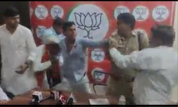 अमरोहा15अप्रैल24* भाजपा जिला कार्यालय बना जंग का मैदान*