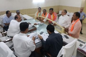 मैनपुरी15अप्रैल24*भाजपा लोकसभा प्रत्याशी जयवीर सिंह ने किया अपना नामांकन पत्र दाखिल*