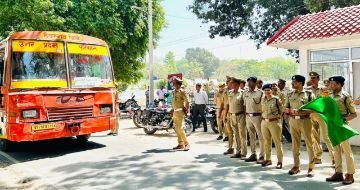 बाराबंकी16अप्रैल24*चुनाव ड्यूटी पर भेजा गया पुलिस बल, एसपी ने हरी झंडी दिखाकर किया रवाना बाराबंकी16अप्रैल24*चुनाव ड्यूटी पर भेजा गया पुलिस बल, एसपी ने हरी झंडी दिखाकर किया रवाना