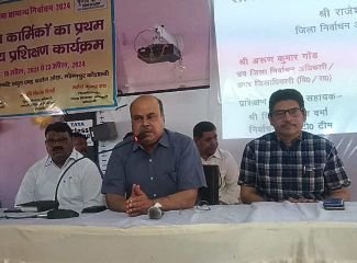 कौशाम्बी18अप्रैल24*मास्टर ट्रेनरों द्वारा मतदान कार्मिकों को दिया गया प्रथम प्रशिक्षण*