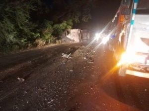 बाराबंकी21अप्रैल24*अनियंत्रित ट्रक ने सामने से मारी कार में टक्कर, एक की मौत पांच घायल