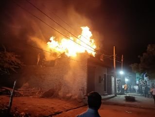 मथुरा21अप्रैल24*बारात में हुई आतिशबाजी से लगी आग बड़ा हादसा होने से बचा मथुरा21अप्रैल24*बारात में हुई आतिशबाजी से लगी आग बड़ा हादसा होने से बचा