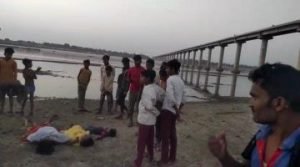 बाँदा25अप्रैल24*पति से झगड़ा कर पत्नी ने अपने दो मासूम बच्चों के साथ नदी में लगाई छलांग