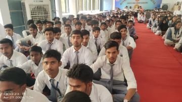 कौशाम्बी27अप्रैल24*रियाज कॉलेज के मेघावियों को डीआईओएस ने किया सम्मानित*