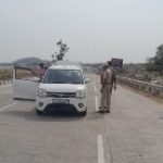 झांसी, मऊरानीपुर 28 अप्रैल। झांसी खजुराहो राष्ट्रीय राजमार्ग पर लोकसभा चुनाव के चलते वाहनों की जा रही चेकिंग।