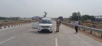 झांसी, मऊरानीपुर 28 अप्रैल। झांसी खजुराहो राष्ट्रीय राजमार्ग पर लोकसभा चुनाव के चलते वाहनों की जा रही चेकिंग।