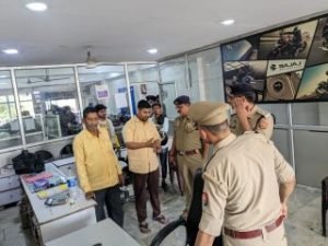 कानपुर नगर28अप्रैल24*शिवराजपुर कस्बे के चोरी प्रकरण में घटना स्थल का जायजा लेने पहुंचे एडीसीपी विजेन्द्र दुवेदी