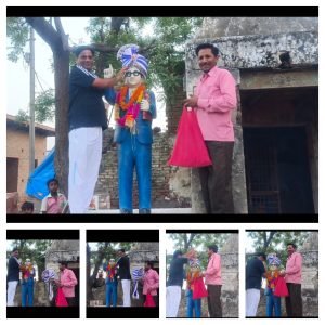 मथुरा 14 अप्रैल 2024* पूर्व प्रधान अशरफ अहमद ने गांव वालो के साथ मिलकर बनाया बाबा साहब का जन्म दिन और पहनाई नीली पगड़ी। 