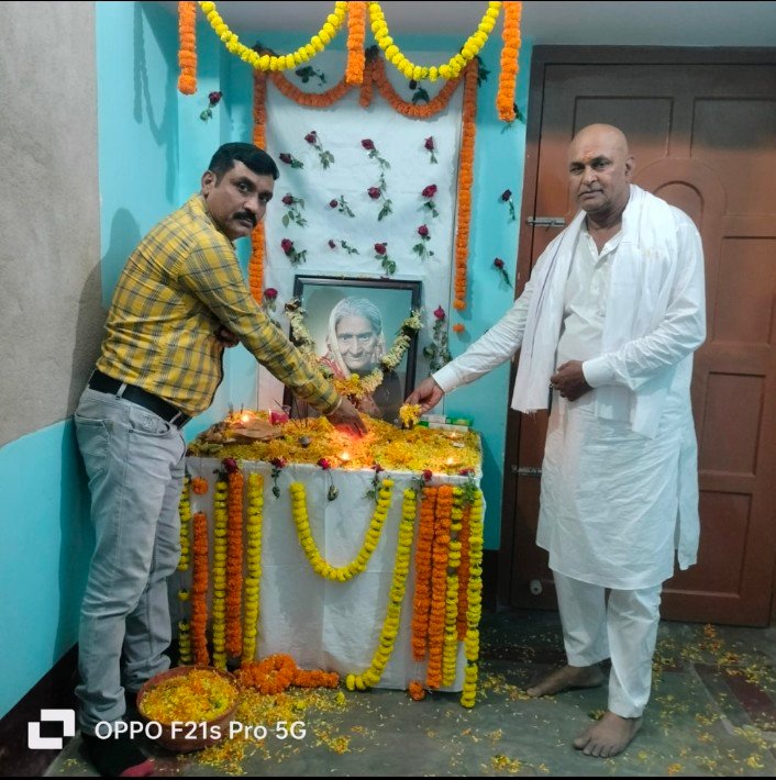 बलराम ठाकुर जी, जिला सहसंयोजक, पूर्व सैनिक प्रकोष्ठ, भाजपा - उनके माता जी के से से कार्य श्राद्ध में सम्मिलित हुआ! तथा उनके माता जी को पुष्प अर्पित