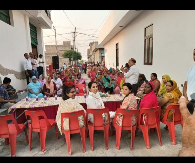 पंजाब 16 मई 2024*भाजपा उम्मीदवार की पत्नी श्रीमती टीना सोढ़ी ने किया अबोहर में चुनाव प्रचार पंजाब 16 मई 2024*भाजपा उम्मीदवार की पत्नी श्रीमती टीना सोढ़ी ने किया अबोहर में चुनाव प्रचार