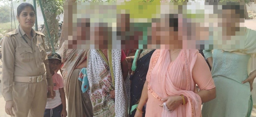 मथुरा 25 मई 2024* ऑपरेशन जागृति” अभियान के अन्तर्गत थाना रिफाइनरी पुलिस द्वारा ऑपरेशन जागृति" कार्यक्रम आयोजित कर किया गया जागरूक ।