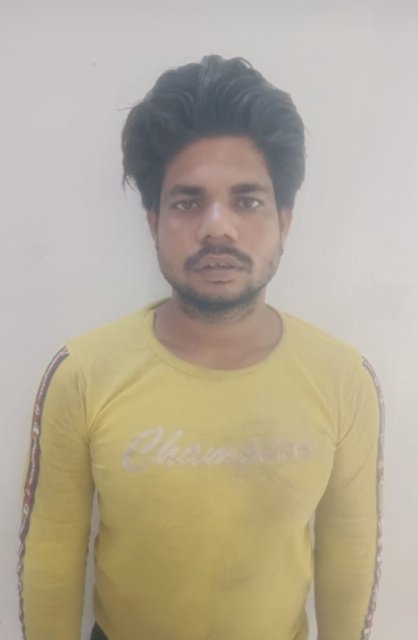 मथुरा 29 मई 2024*  थाना महावन पुलिस द्वारा एक शातिर चोर को चोरी के माल 01 अदद इन्वर्टर व 01 अदद डी0वी0आर0 सहित गिरफ्तार किया गया ।