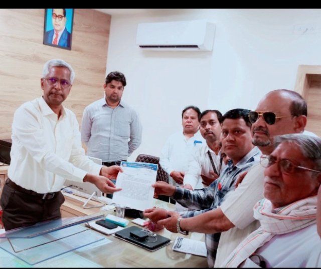 मथुरा 07 मई 2024* डा.अम्बेडकर सामाजिक अधिकार मंच मथुरा के पदाधिकारियों के द्वारा शिवकुमार की हत्या के विरोध में चार सूत्रीय मांगों का ज्ञापन पत्र माननीय जिलाधिकारी मथुरा श्री शैलेन्द्र कुमार सिंह को दिया गया । मथुरा 07 मई 2024* डा.अम्बेडकर सामाजिक अधिकार मंच मथुरा के पदाधिकारियों के द्वारा शिवकुमार की हत्या के विरोध में चार सूत्रीय मांगों का ज्ञापन पत्र माननीय जिलाधिकारी मथुरा श्री शैलेन्द्र कुमार सिंह को दिया गया ।