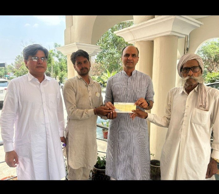 पंजाब 08 मई 2024* 53 भेड़ों के मरने वाले पशु पालक को विधायक संदीप जाखड़ ने दिया 50 हजार रूपये का चैक पंजाब 08 मई 2024* 53 भेड़ों के मरने वाले पशु पालक को विधायक संदीप जाखड़ ने दिया 50 हजार रूपये का चैक