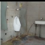 पंजाब 09 मई 2024* डेढ़ माह टूटा पड़ा है नगर निगम का बाथरूम, सफाई व्यवस्था का निकला जनाजा