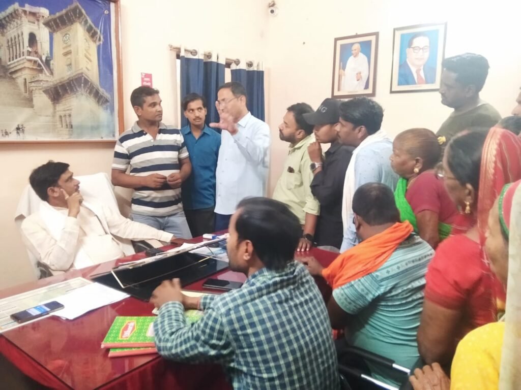 मिर्जापुर 17 मई 24*जलकल कार्यालय निरीक्षण करने पहुंचे नपाध्यक्ष श्यामसुंदर केशरी ने जनता की सुनी समस्याएं* मिर्जापुर 17 मई 24*जलकल कार्यालय निरीक्षण करने पहुंचे नपाध्यक्ष श्यामसुंदर केशरी ने जनता की सुनी समस्याएं*