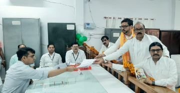 बाराबंकी1मई24*तनुज ने रामनामी अंगौछा व संविधान की किताब के साथ किया नामांकन