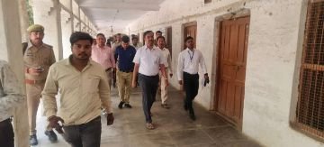 कौशाम्बी06मई24*प्रेक्षक ने मतदान केंद्र का किया निरीक्षण*